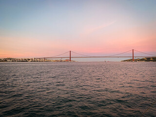 Obraz premium Ponte 25 de Abril in Lissabon bei Sonnenuntergang