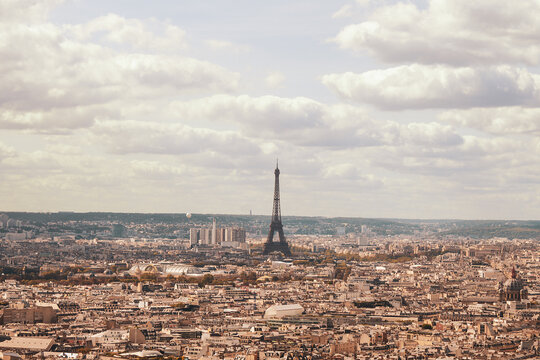 Veduta di Parigi da Montmartre con la Tour Eiffel al centro. Veduta urbana.