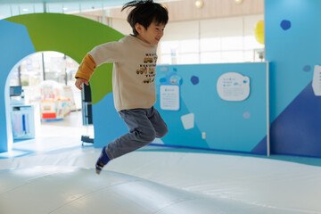 室内で遊ぶ男の子