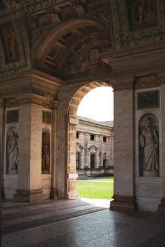 Arco aperto su giardino del palazzo. Architettura classica con archi, affreschi e stature a Mantova.