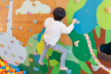 ボルダリングを楽しむ子供