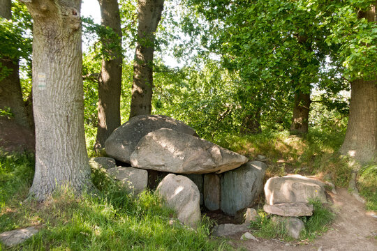 Gro&szlig;steingrab bei Lancken-Granitz auf der deutschen Ostseeinsel R&uuml;gen