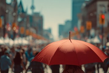 Obraz premium Red Umbrella's View: City Crowd
