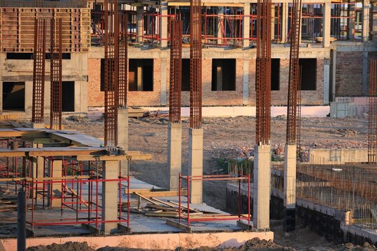 construction of a monolithic building made of concrete and reinforcement
