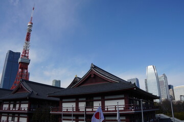 増上寺と東京タワーと高層ビルと青い空 © 青戈蓮美（日本人です）