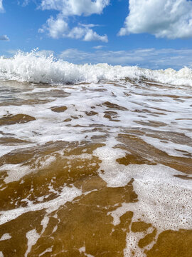 Nahaufnahme von Wellen am Strand