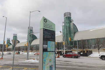 Naklejka premium location marker at Exhibition Place (Princes' Blvd & Newfoundland Dr) with defocused wide view of the Enercare Centre - National Trade Centre, Toronto