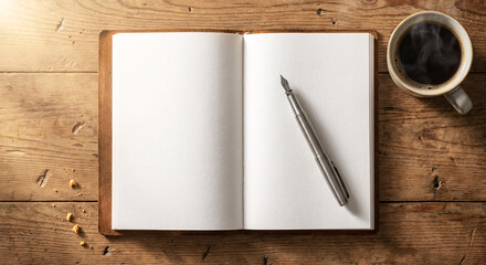 Otwarty notes i długopis na minimalistycznym biurku