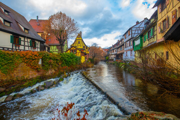 Fototapeta premium Kaysersberg, France - December 8, 2025: A picturesque view of the medieval village of Kaysersberg in the heart of the Alsace Wine Route. Vibrant half-timbered houses with flower-filled window boxes.