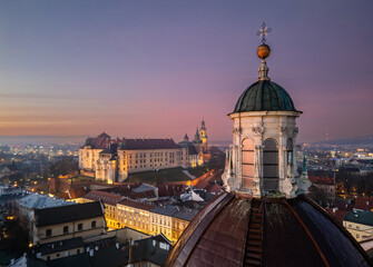 Obraz premium St Peter and Paul church and Wawel castle over Krakow old city during blue hour, Krakow, Poland