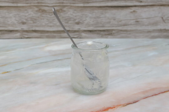 vaso crital cuchara dentro producto lacteo