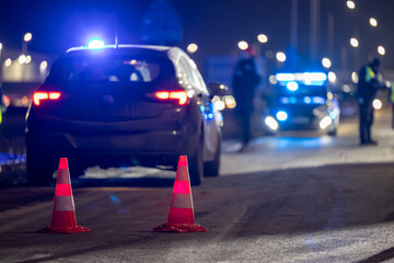 Oznaczenie wypadku drogowego na ulicy w nocy. Incydent © FotoDax