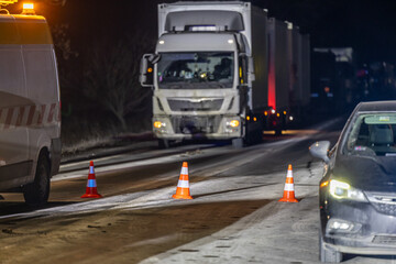 Oznaczenie wypadku drogowego na ulicy w nocy. Incydent © FotoDax