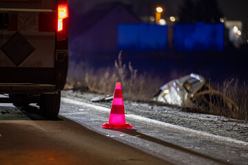 Oznaczenie wypadku drogowego na ulicy w nocy. Incydent © FotoDax