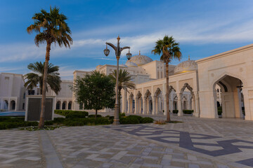 Obraz premium Elements of architecture of buildings, ancient arches, columns, windows and apertures. On the streets in Emirates, public places.
