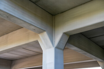 Fototapeta premium Concrete support beams and ceiling in an architectural structure, suggesting construction, engineering, and modern design.