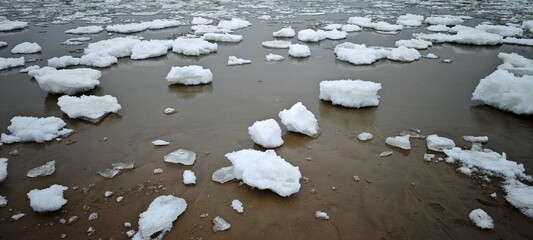 Eisschollen am Elbufer
