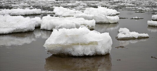 Eisberge auf der Elbe bei Geesthacht