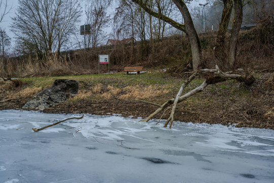 Frischer Schnee auf einem gefrorenen Fluss an einem grauen Wintertag