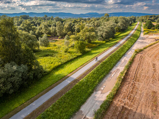 Trasa rowerowa VeloNatura (fragment EuroVelo 11) w okolicach Nowego Sącza to asfaltowa, płaska i odseparowana od ruchu samochodowego ścieżka wzdłuż rzeki Poprad i Dunajec.