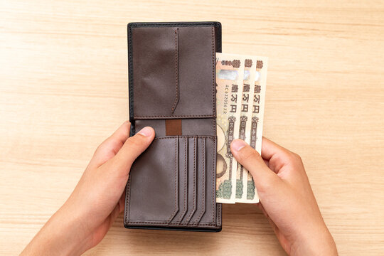 財布からお金を取り出す手元