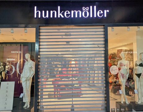 Fachada de tienda de ropa interior femenina Hunkemoller con cortina de metal de la puerta bajada, en centro comercial Islazul en Madrid, Espa&ntilde;a,