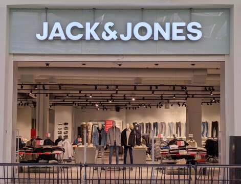 Entrada de tienda de ropa Jack & Jones en centro comercial Islazul en Madrid, Espa&ntilde;a, 16 de enero de 2026