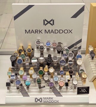 Vitrina con relojes marca Mark Maddox exhibidos en joyer&iacute;a de Madrid, Espa&ntilde;a, 16 de enero de 2026
