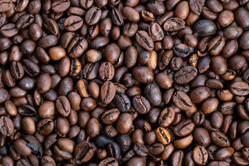 Obraz premium Dark roasted beans shine brightly, Glossy evening coffee beans arranged artfully, Detailed view of shiny roasted Arabica beans highlighting surface features and aroma