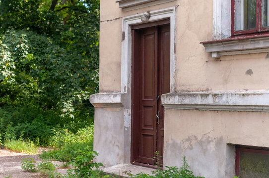 Abandoned Historic Palace in Poland &ndash; Decay of European Aristocracy