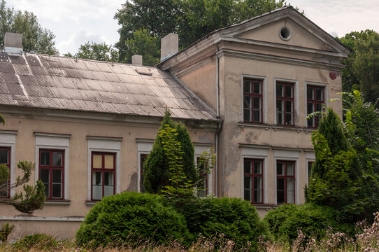 Abandoned Historic Palace in Poland &ndash; Decay of European Aristocracy
