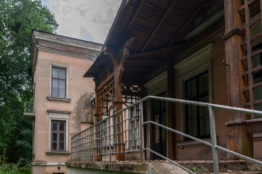 Abandoned Historic Palace in Poland &ndash; Decay of European Aristocracy
