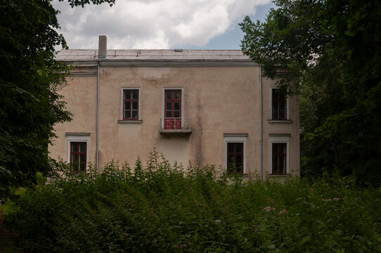 Abandoned Historic Palace in Poland &ndash; Decay of European Aristocracy