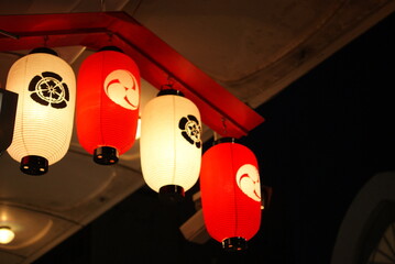 夜空に照らされた赤と白の提灯の列