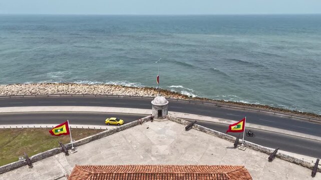 Vista a&eacute;rea de las murallas de Cartagena con banderas frente al mar Caribe.