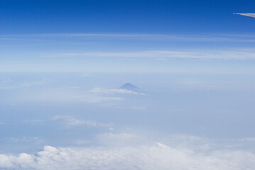 雲間に見える遠くの山の風景