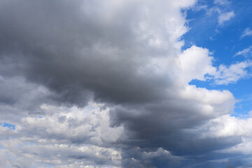 Obraz premium Wetter, Wolken, wechselhaftes Schauerwetter im September