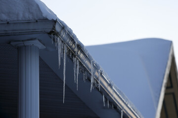 Obraz premium glaçons sur la toiture en hiver