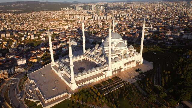 Vedere Aeriană A Moscheei &ccedil;amlıca Din Istanbul La Apus
