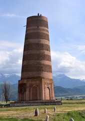 Historisches Monument: Burana-Turm vor strahlend blauem Himmel