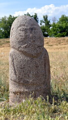 Balbal (Steinstatue) auf einem Kornfeld nahe des Burano-Turms