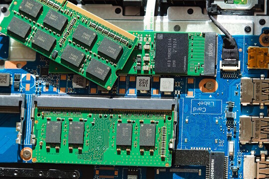 Innenleben eines Laptops - Nahaufnahme RAM, Platine