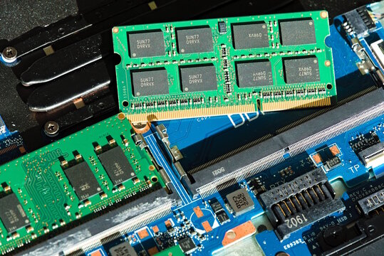 RAM und Leiterplatte eines Laptops - Nahaufnahme IT