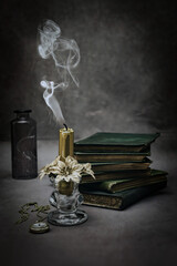 Martwa natura z dymem i świecą © aura139