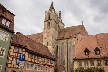 Obraz premium St. Jakobskirche in Rothenburg ob der Tauber, Bavaria, Germany. Gothic medieval church with twin towers, stained glass and famous Holy Blood altarpiece, iconic European travel landmark.