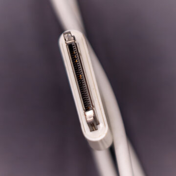 Apple 30-pin connector for charging iphone and ipod devices