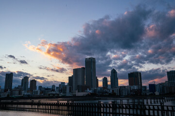 Fototapeta premium 夕暮れ時の2020年の豊洲のマンション群、越中島からの夕暮れの豊洲