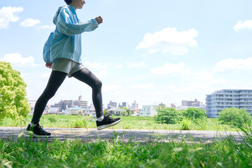 屋外でウォーキングする40代女性　顔無し