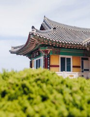 Obraz premium Busan, South Korea, Haedong Yonggungsa Temple view, Buddhist temple in Gijang-gun, coastal sea landscape with shrine facade exterior, Gijang County, Northern Busan, Yeongnam region, sunny spring day