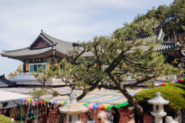 Obraz premium Busan, South Korea, Haedong Yonggungsa Temple view, Buddhist temple in Gijang-gun, coastal sea landscape with shrine facade exterior, Gijang County, Northern Busan, Yeongnam region, sunny spring day